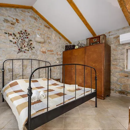 Nyaraló 2 Bedroom Front In Vabriga