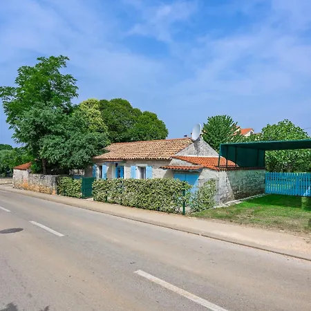 Holiday home Gorgeous In Vabriga With Kitchen Tar-Vabriga